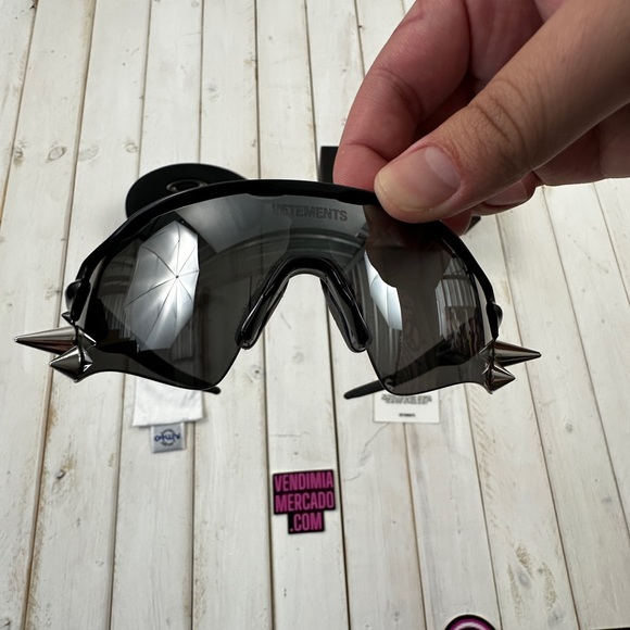 VETEMENTS SS19 SPIKED SHIELD OAKLEY 200 SHADES SUNGLASSES : BLACK - Picture 9 of 16